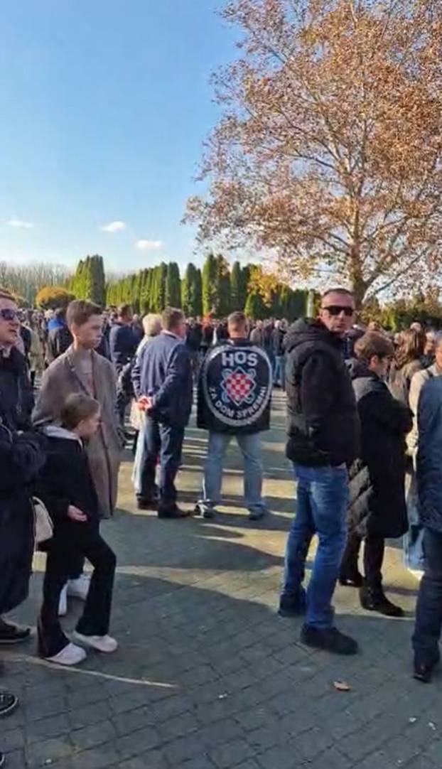 FOTO Posljednji ispraćaj heroja Vukovara Nicoliera:  Ljudi stižu iz cijele Hrvatske. Grad je pun...