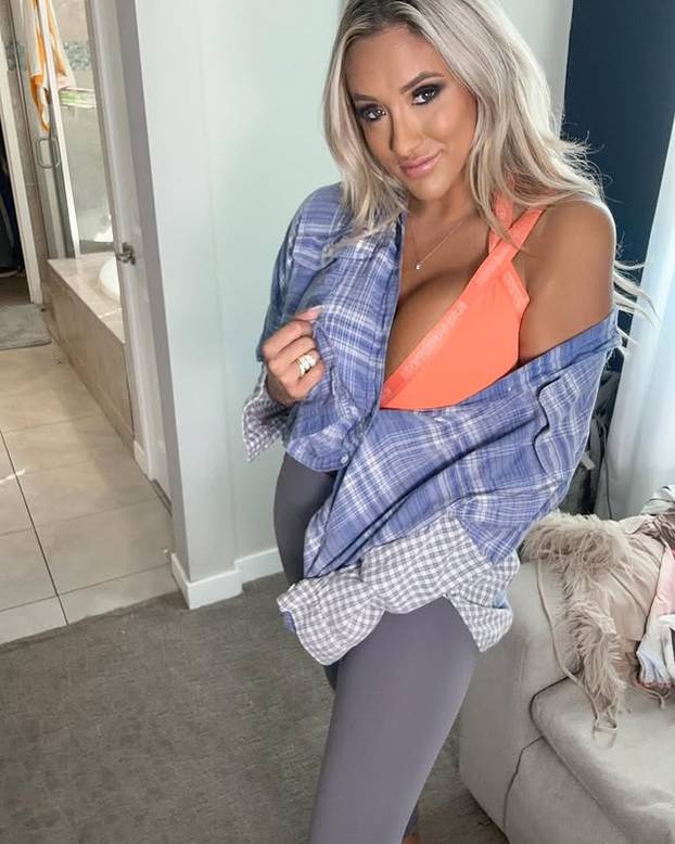 Zbog seksi slika koje objavljuje sina su joj izbacili iz hokejaške momčadi. Ali ona ne odustaje...