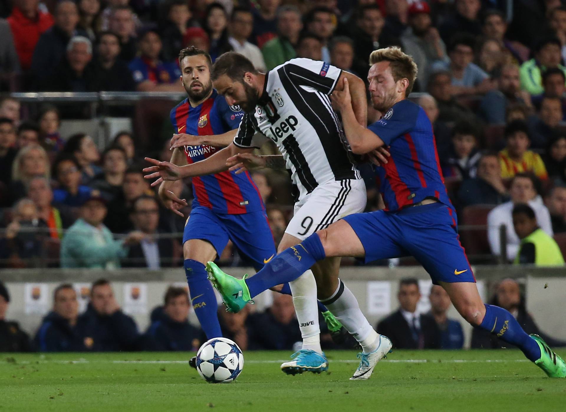 Juventus' Gonzalo Higuain in action with Barcelona's Ivan Rakitic