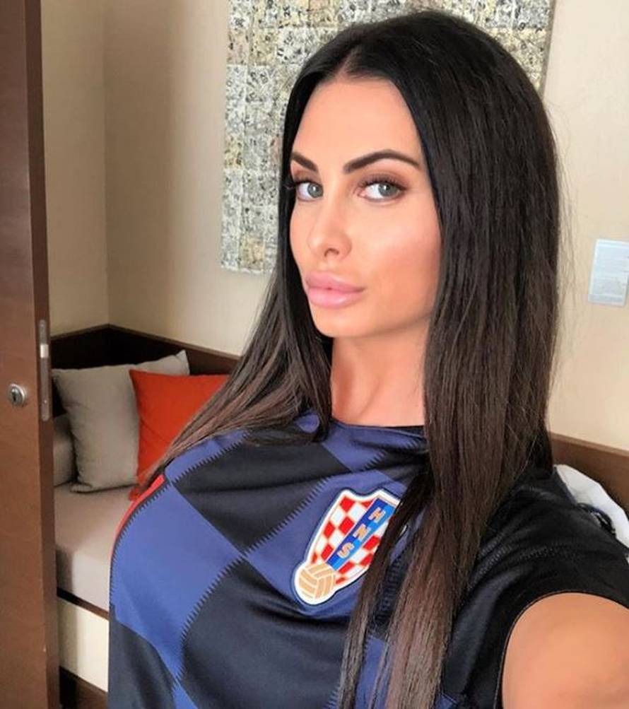 Podrška Vatrenima: Ivana Vida 'okida' seksi selfije po Rusiji