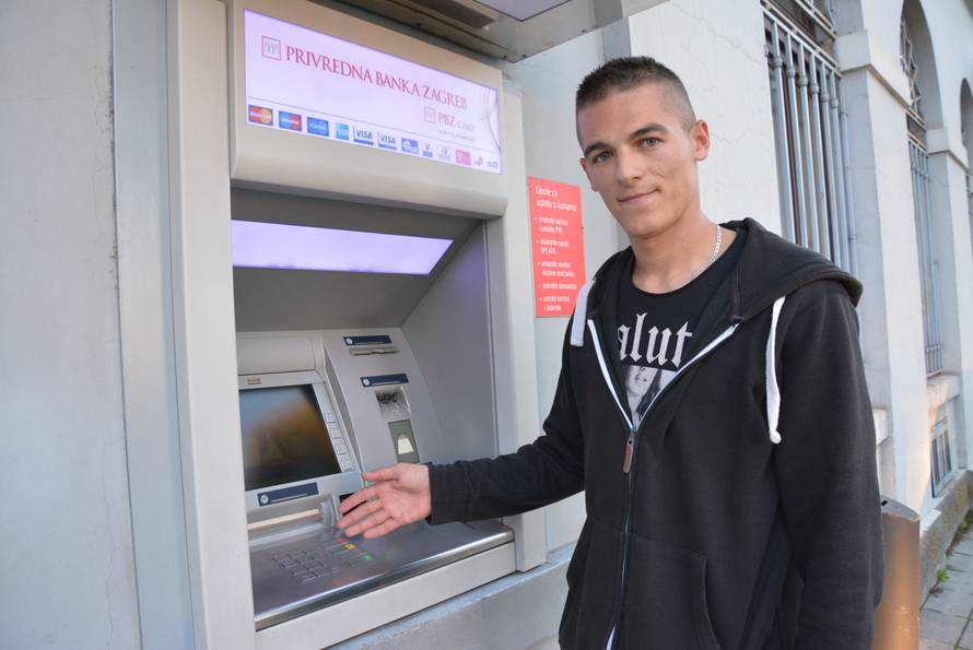 Mladić pronašao  2000 kuna na bankomatu: 'Vratio sam novac'