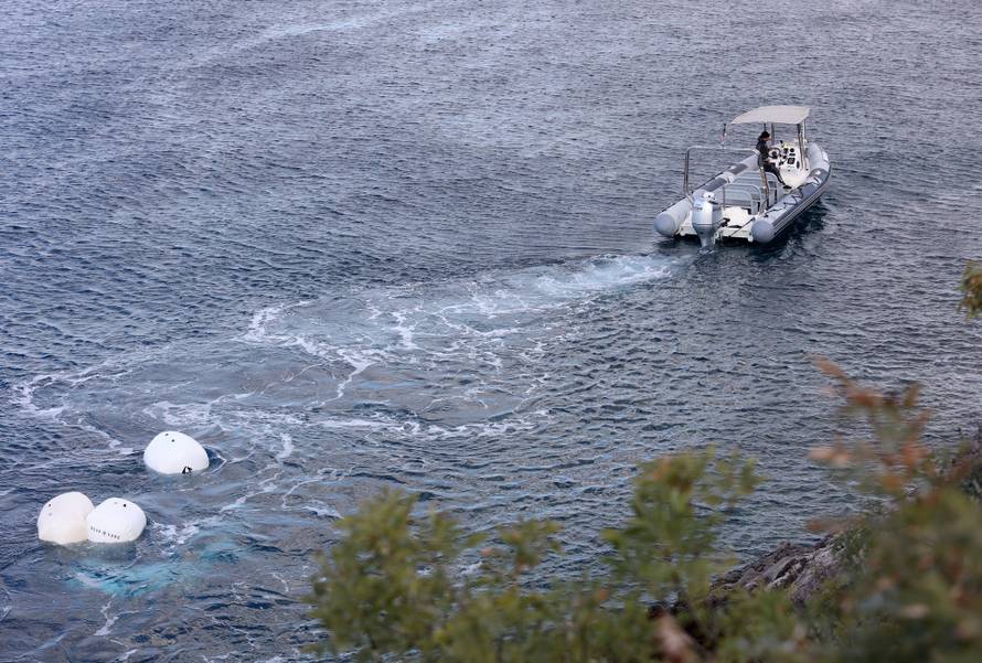 Izvlačenje auta iz mora kod Senja, u slijetanju poginulo četvero stranih državljana