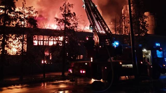Tragičan epilog požara tvornice u Mraclinu: Unatoč naporima liječnika preminuo radnik (51)
