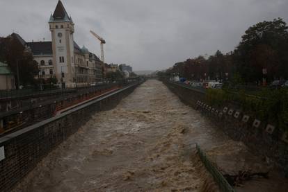 FOTO Poplave poharale Europu, u Austriji poginuo vatrogasac: 'Još nije gotovo, najgore dolazi'