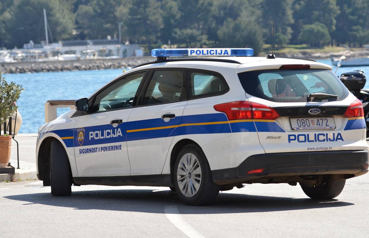 Grafitima na Krku oštetio zidove, vrata, javnu rasvjetu...