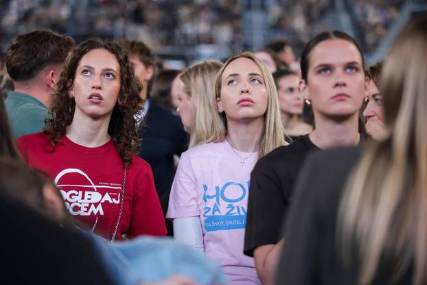 Zagreb: U Areni Zagreb održan koncert "Progledaj srcem"