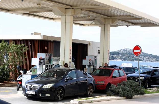 Šibenik: Po?ele su gužve na benzinskim postajama uo?i najavljenog poskupljenja goriva