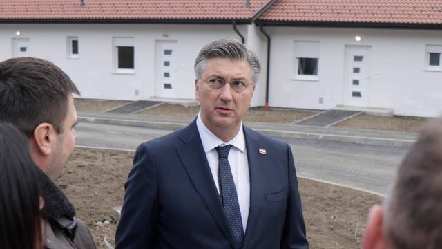Premijer Plenković stigao u Petrinju, sa suradnicima sudjelovao  primopredaji ugovora vlasnicima stanova