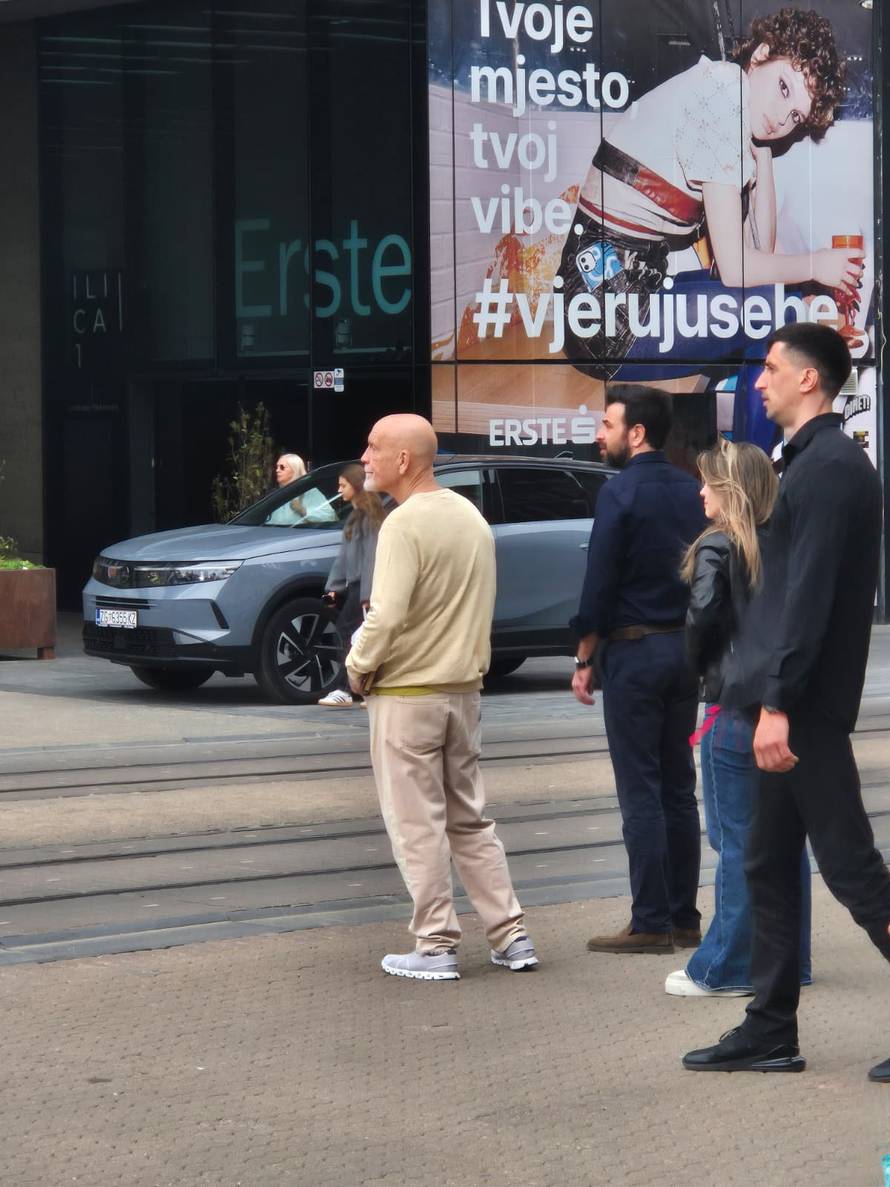 Legendarni glumac u Zagrebu! Malkovich na trgu s Popovićem Volarićem: 'Skupilo se ljudi...'