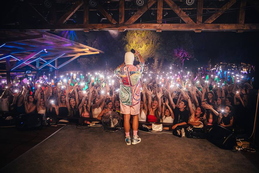 Misteriozni treper Devito oborio rekord u Vodicama. Pogledajte atmosferu: 'Kažu da sam kralj!'