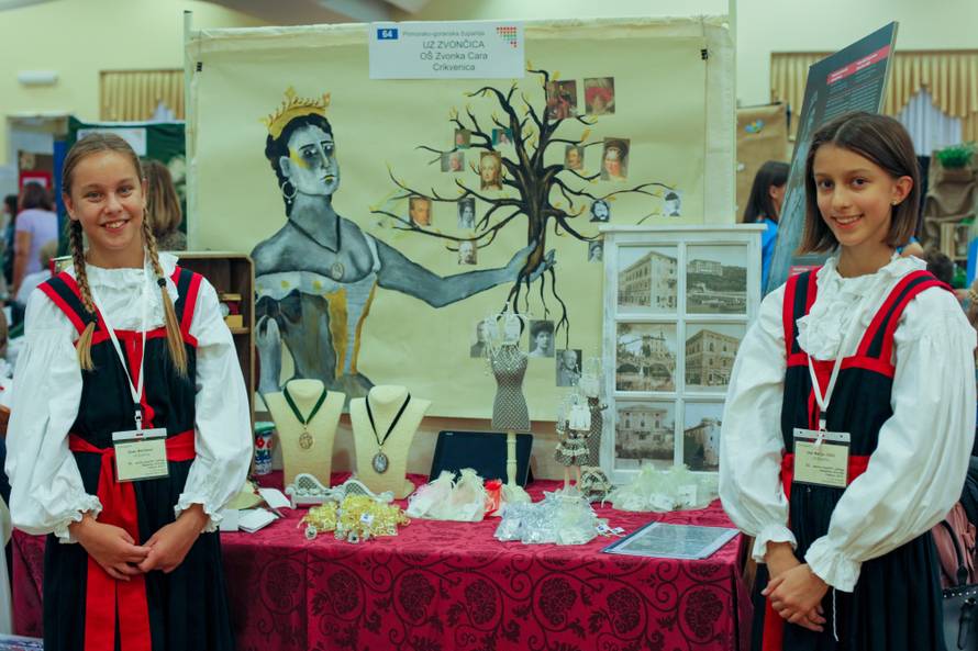 Mali zadrugari izrađuju torbice od komušine i pčelinji melem