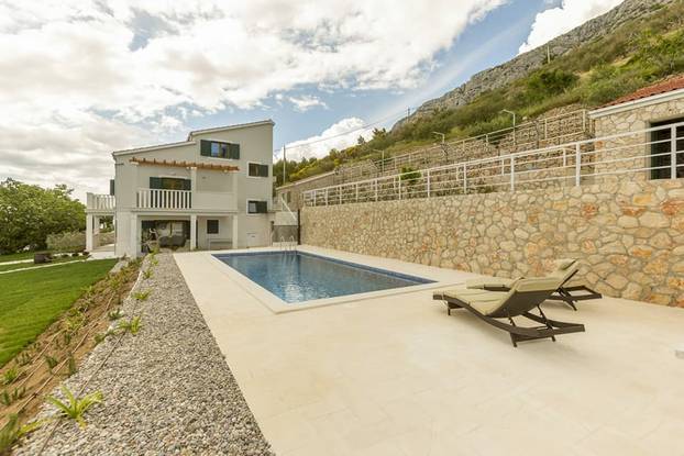 FOTO Ovo je Budimirova vila Pokora: Na ilegalnom katu su biljar i terasa, bazen će rušiti...