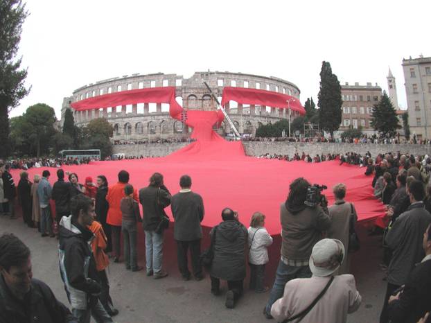 ARHIVA - 2003. Oko Arene svezana najve?a kravata na svijetu ?ime je obilje&zcaron;en me?unarodni Dan kravate
