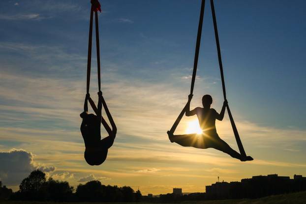 Čarobni ples na svili: Predivne siluete ispod mosta Mladosti