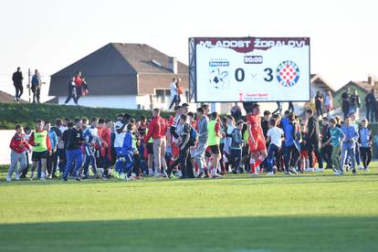 FOTO Navijači upali na travnjak i okružili igrače Hajduka! Tražili dresove, a neki dobili i trake...