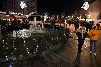 Slavonski Brod: Blagdanski ugođaj u središtu grada 