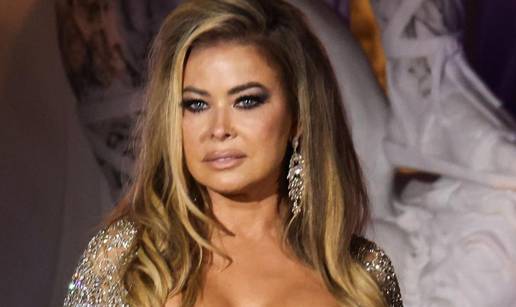 FOTO Poku&scaron;ajte joj gledati u o&ccaron;i! Carmen Electra nosila duboki dekolte, grudi su joj ispadale