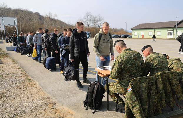 Ministar Anušić i general Kundid na prvom danu TVO-a na Slunju