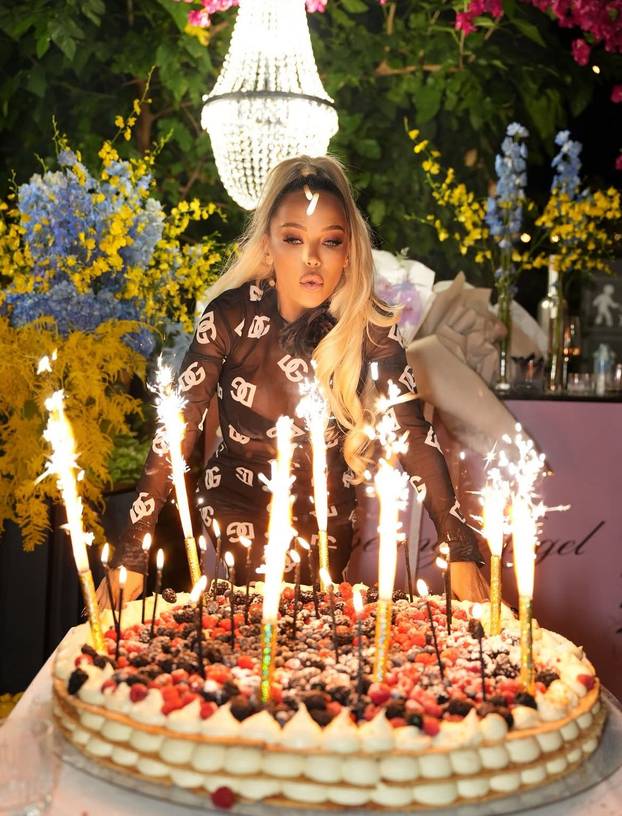 FOTO Maja Šuput proslavila je 46. rođendan - pogledajte tortu koja je bila hit večeri