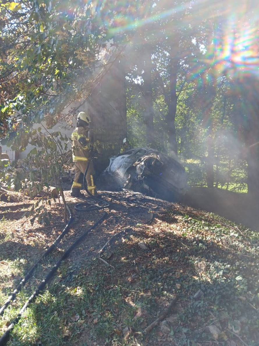 FOTO Tragedija u Ivanić-Gradu: Autom se zabio u kuću i izgorio