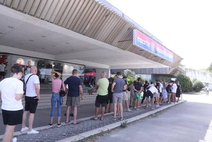 FOTO Hajduk prodaje ulaznice za derbi s Dinamom na Poljudu. Najjeftinija košta čak 15 eura