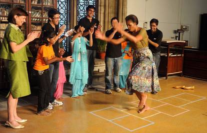 Michelle Obama  igrala školice i zaplesala s malim Indijcima