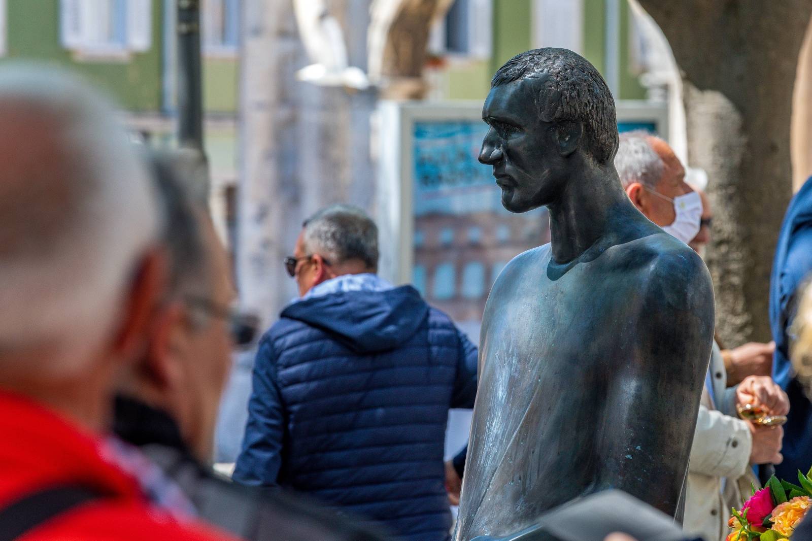 U Puli otkriven spomenik legendarnom Mati Parlovu