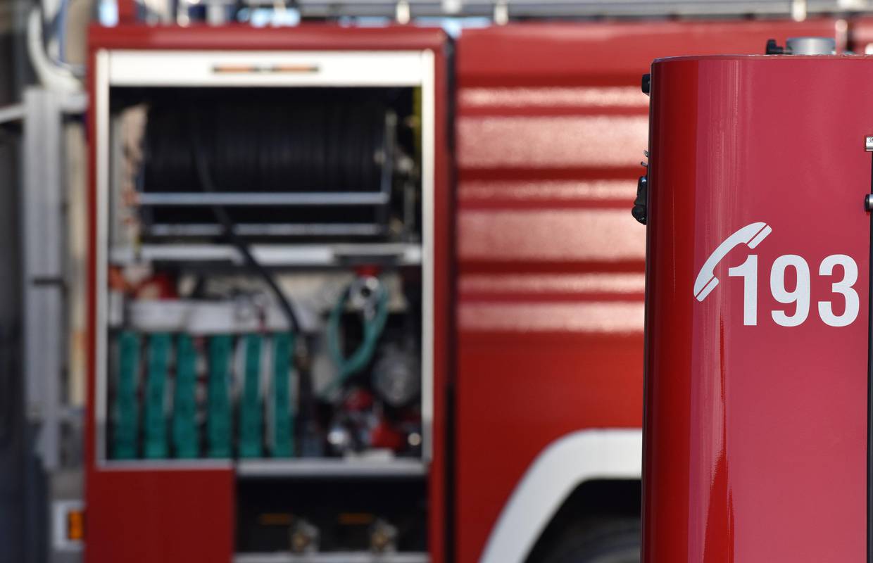 Požar stana u Zagrebu: Napa pala na zapaljeni štednjak, maloljetnik ju bacio kroz prozor