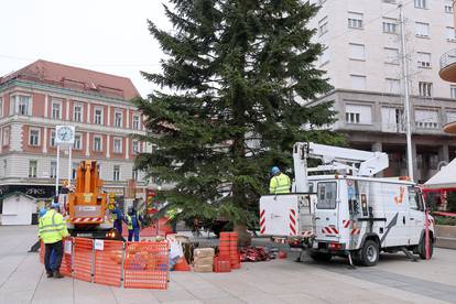 FOTO Pripreme za zagrebački Advent u punom jeku: Bor od 16 metara dobio je kuglice i ukrase