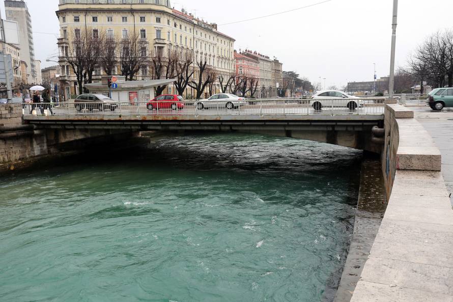 Starija žena upala u Rječinu sa zida od 4 metra, u bolnici je