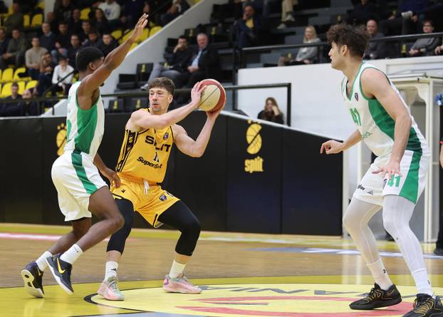 Split: Košarkaši igrali "našminkani" u znak podrške Međunarodnom danu borbe protiv nasilja nad ženama