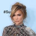 Jennifer Lopez ukrala poglede na crvenom tepihu! Prošetala u haljini nalik na paukovu mrežu
