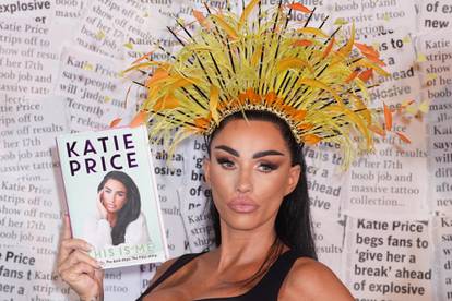 Bujna Katie Price operirala je grudi 17 puta. Objavljene fotke s bazena. Pišu joj: Pa ti ne toneš!