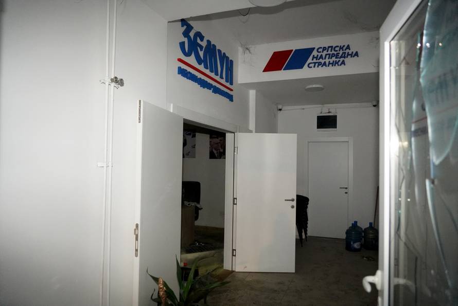 Beograd: Uništen prostor mjesnog odbora Donji grad Zemun Srpske napredne stranke