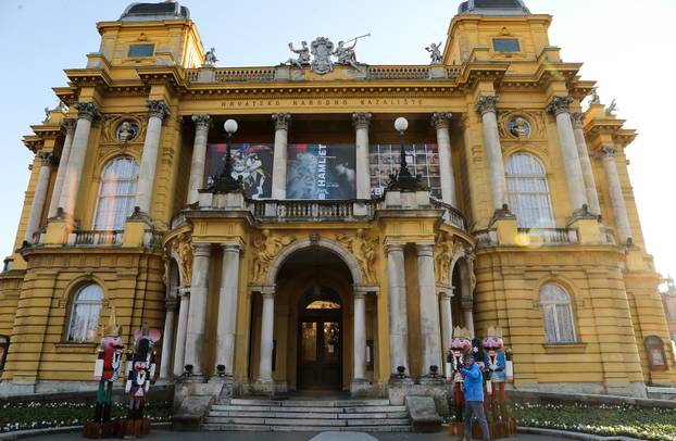 Zagreb: Ispred Hrvatskog narodnog kazališta postavljeni su orašari