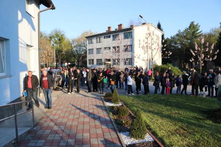 Prosvjednici bacali kamenje na zgradu općine, stigla je i hitna