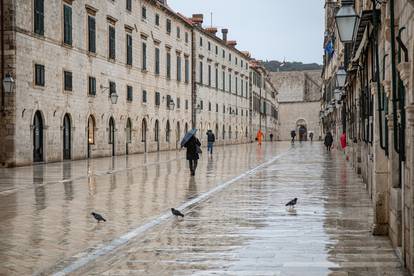 Dubrovnik: Kiša ispraznila gradske ulice