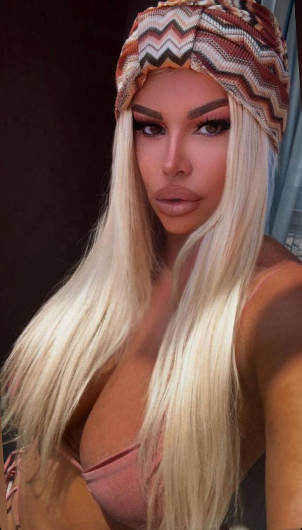 Vrući kadrovi srpske pjevačice: Ljetuje u Grčkoj, u Areni Zagreb dobila spermu od lososa za dar