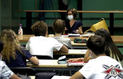 Počela škola uz nešto blaže mjere: Učenici se mogu družiti, ne moraju svi nositi maske