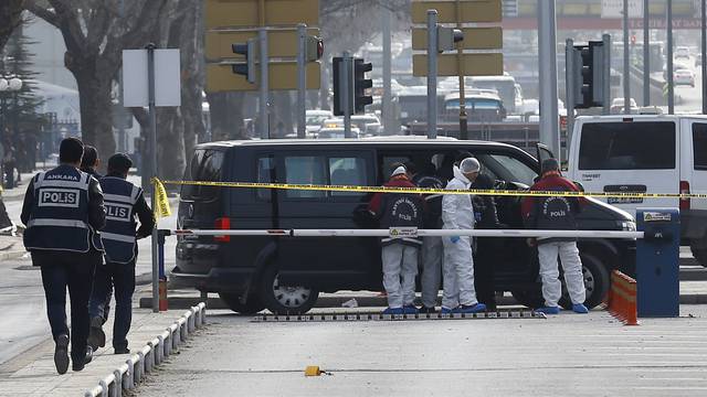 U sudaru minibusa i kamiona 11 mrtvih, među njima 6 djece