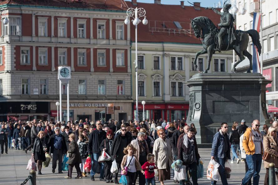 Dan je Svih svetih: Pogledajte fotografije s hrvatskih groblja