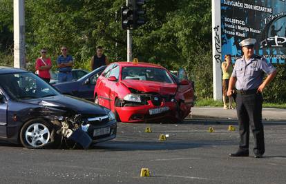Zagreb: Sudarila se dva auta, troje ljudi ozlijeđeno