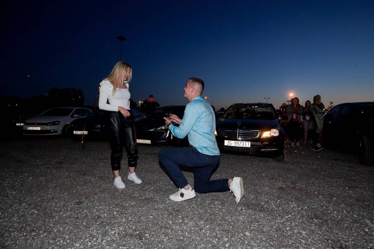 Dečko zaprosio curu u drive-in kinu na Velesajmu: Rekla je da!