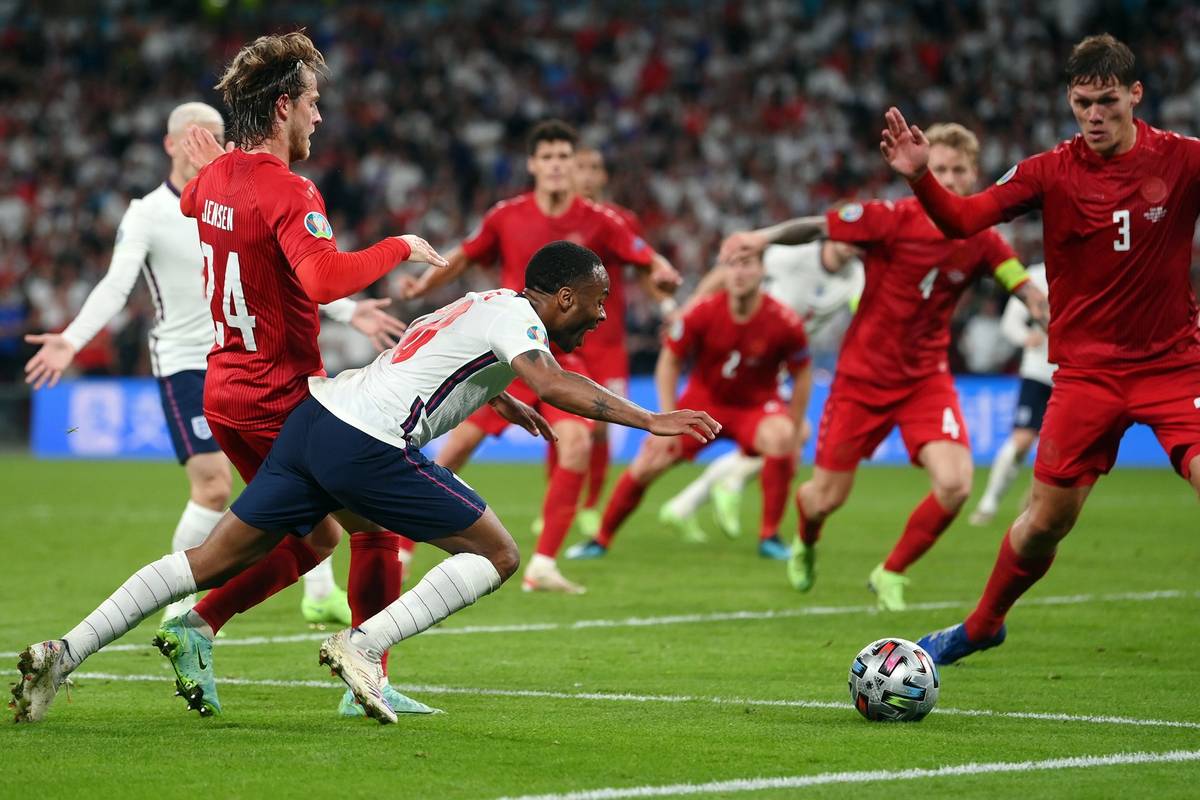 Tko ga je faulirao?! Engleska iz sumnjivog penala na Sterlingu do finala: Priznajmo, nije faul