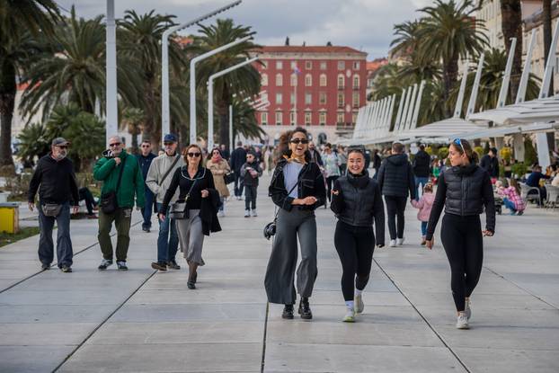 Split: Sunčano i toplo poslijepodne građani proveli na rivi