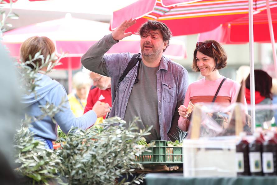 Goran Navojec i Marija Škaričić na tržnici nasmijali prodavačice