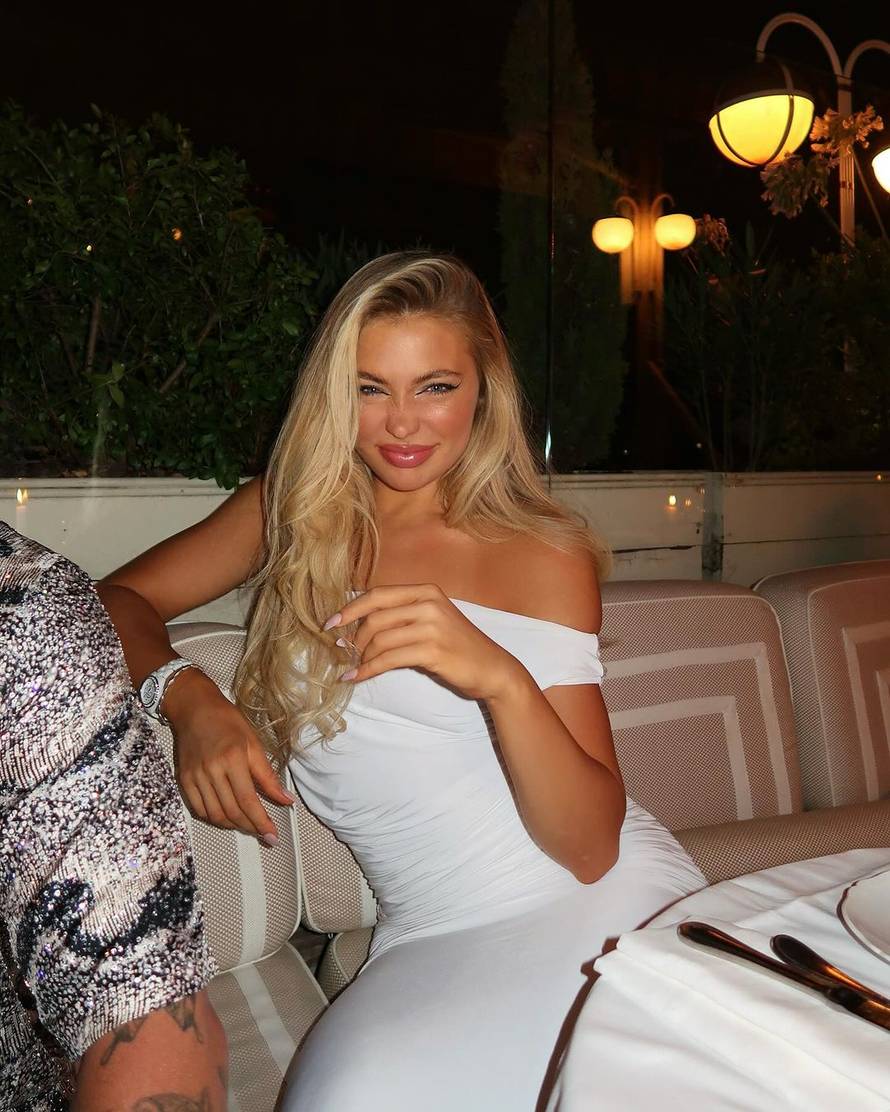 Zasjenila je sve! Dok su se Jake Paul i Tyson borili u ringu, svi su gledali u ljepoticu u bijelom