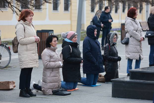 Performans Tiha misa ispred katedrale u Đakovu