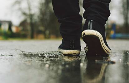 Top savjeti kako spasiti cipele posve mokre od hodanja po kiši