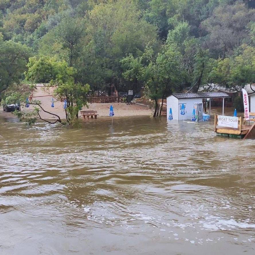 FOTO Nevjerojatni prizori! Zbog nevremena Ljubuški pod vodom